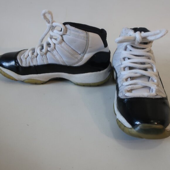 Boys Nike Air Jordan 11 Retro Concord Blk, Wht 378038-100 High Top Sneakers 5.5Y - Picture 2 of 7